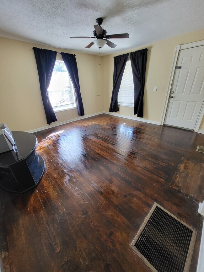 Living Rm from home center - 218 Heatherly Dr