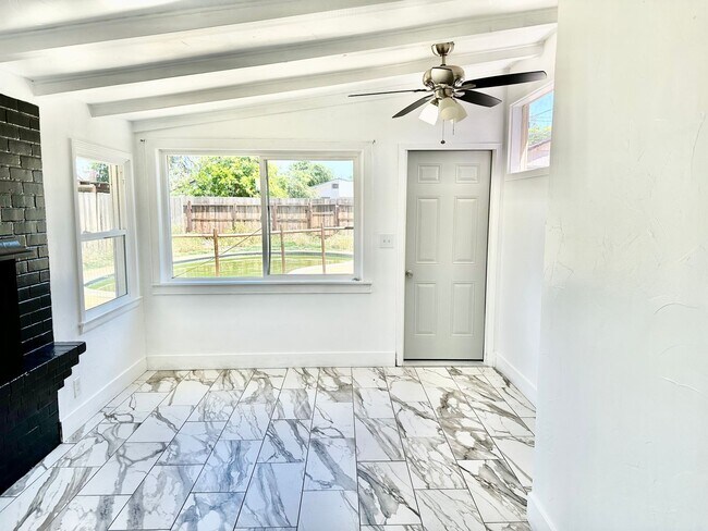 Foto del edificio - Tower District Bungalow with Pool