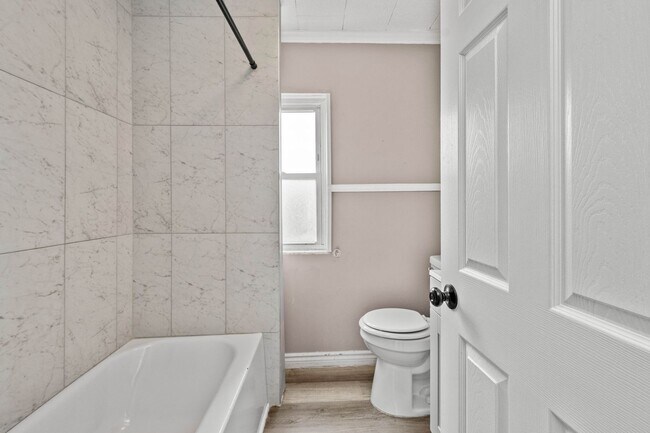 Foto del edificio - BRAND NEW RENOVATIONS!! 3 Bedroom Beauty i...