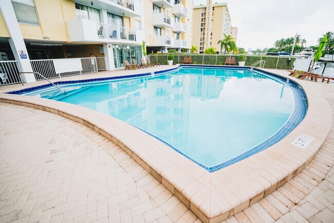 Building Photo - 2000 NE 135th St