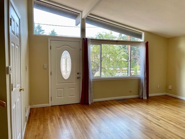 Building Photo - Charming 4 Bed 2 Bath Tri-level in Eastgate, Bellevue