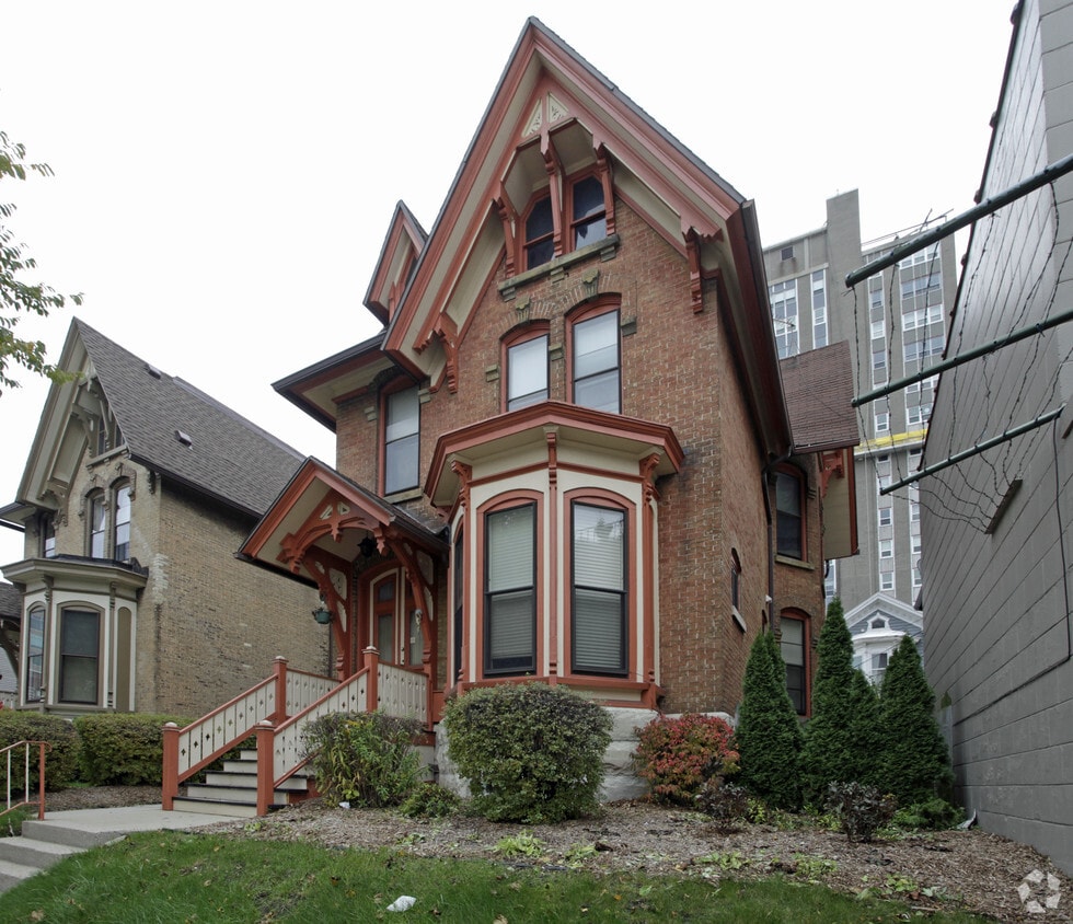 Building Photo - 1708 N Farwell Ave