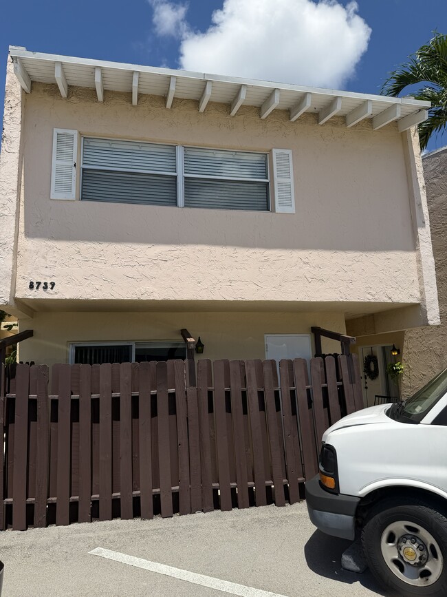 Building Photo - 8739 NE 4th Avenue Rd