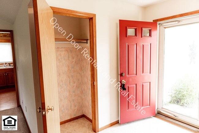Building Photo - Great 3 bedroom home available!!