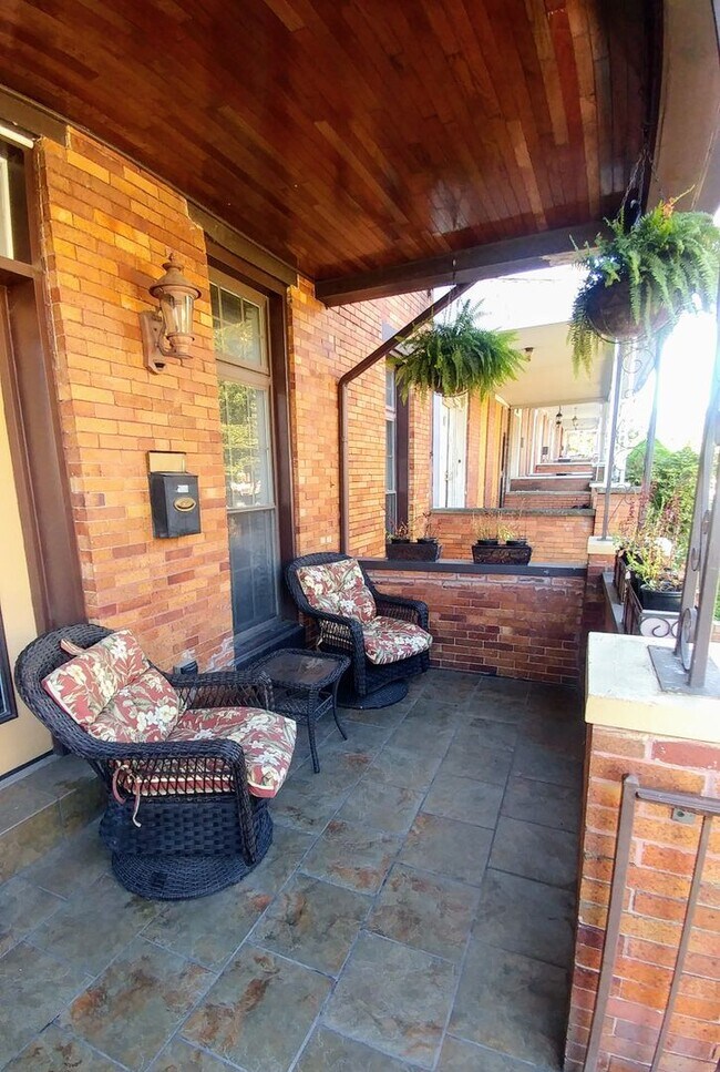 Foto del edificio - 819 Brooks Ln