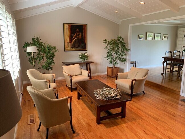 Foto del edificio - 109 Sandringham Dr S