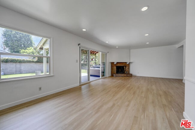 Building Photo - 6044 Varna Ave