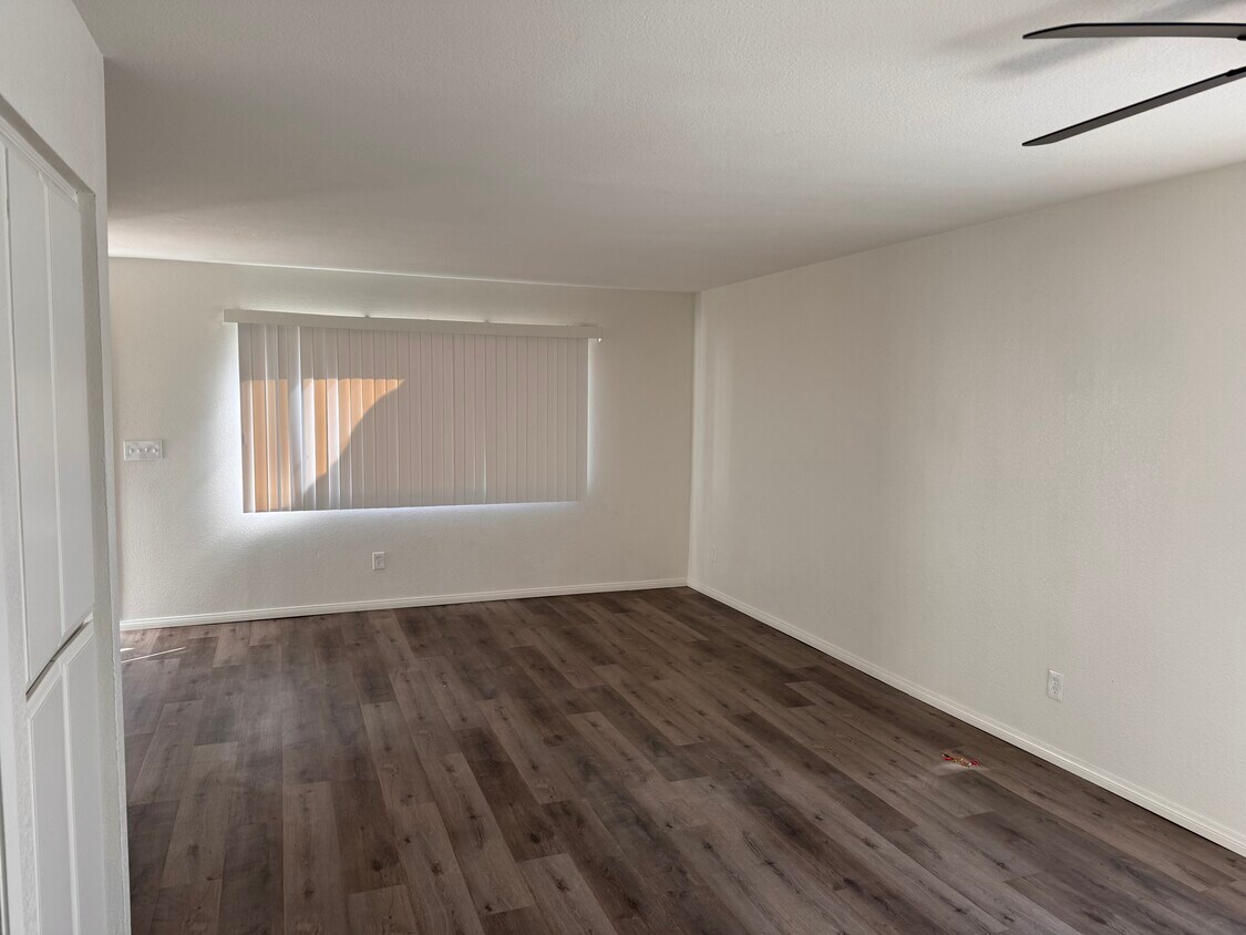 Building Photo - 1422 Peach Ave