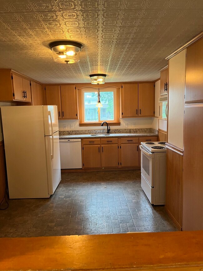 Building Photo - 234 River Dr
