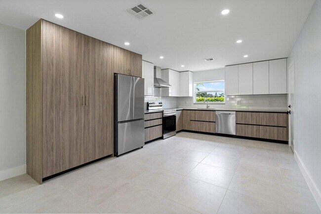 Building Photo - 2021 S Seacrest Blvd