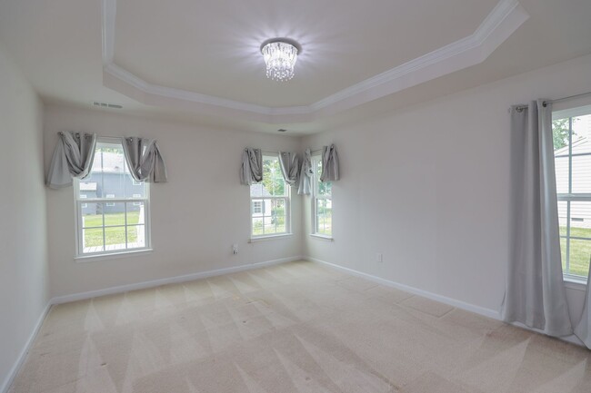 Building Photo - Gorgeous 4 Bed, 2.5 Bath near James River