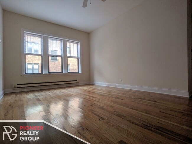 Building Photo - 630 1/2 W Cornelia Ave