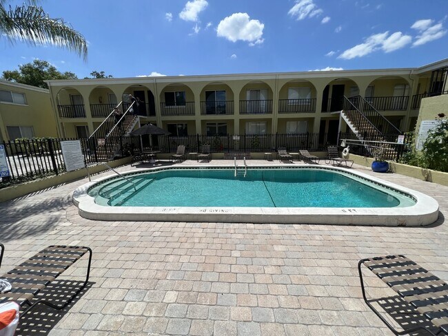 Building Photo - "Charming 1-Bedroom Oasis in the Heart of Tampa - 600 Sq. Ft. of Cozy Comfort!"