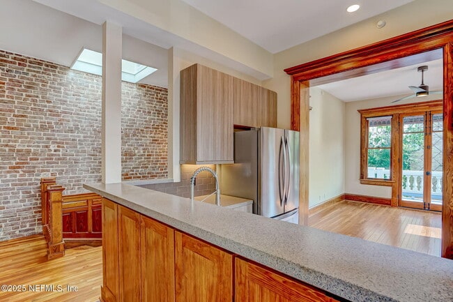 Building Photo - 122 E Duval St