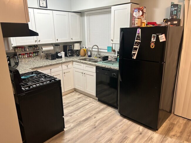 Foto del edificio - 557 E Division St