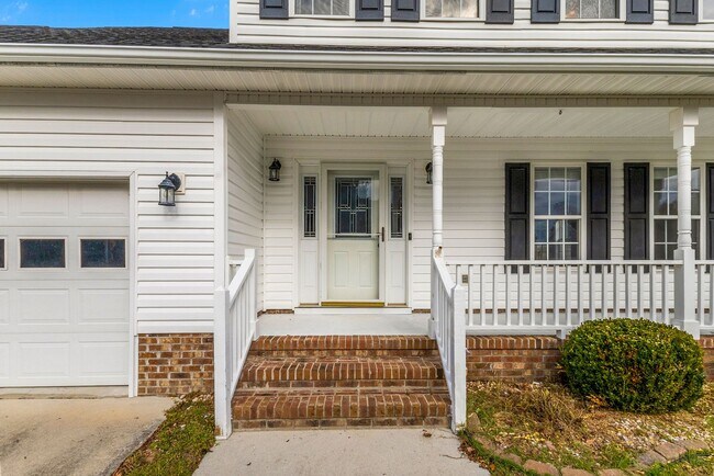 Foto del edificio - Farmhouse-Style Home Minutes from the Water | No HOA