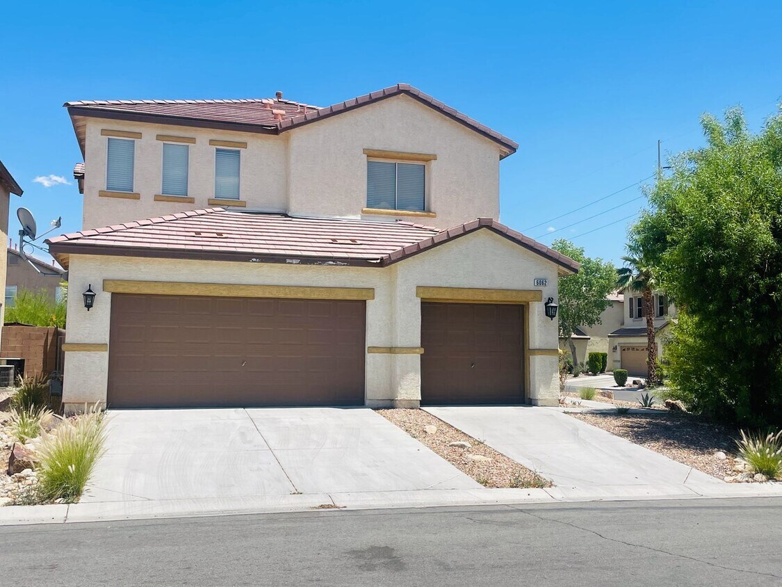 Primary Photo - Newly Renovated 5 bd, 3 bth, Loft, w/ down...