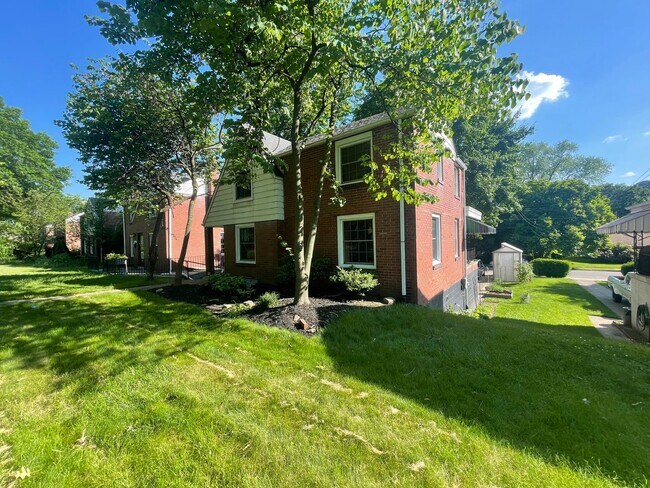 Building Photo - Updated and Spacious Single-Family Home ri...