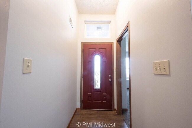 Building Photo - New place, new vibe, same small-town charm