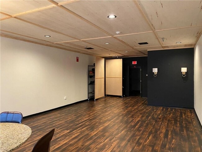 Building Photo - 510 E Main Rd