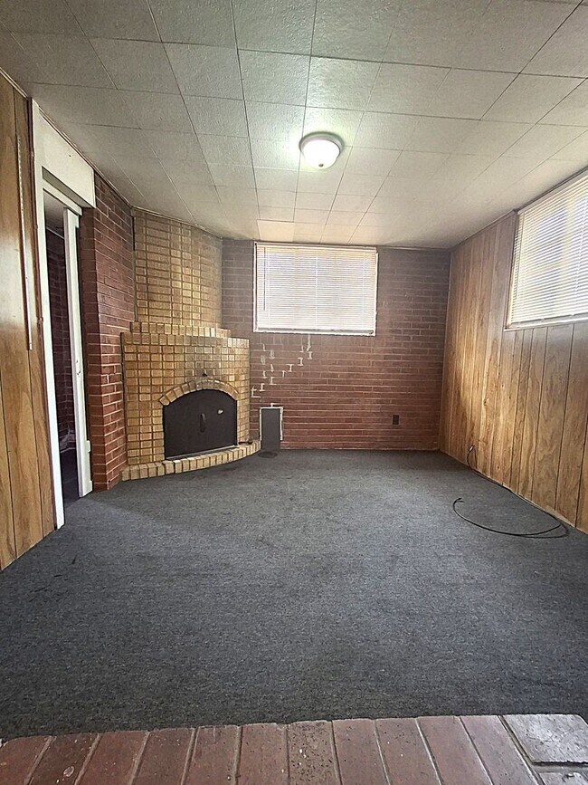 Foto del edificio - ALL PROSPECTIVE TENANTS MUST SUBMIT A $58 ...