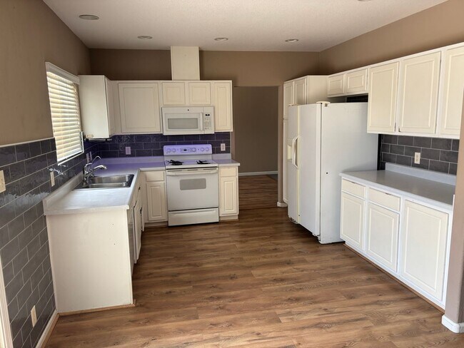 Foto del edificio - 4 bedroom 2.5 bath in NW Suburban Reno