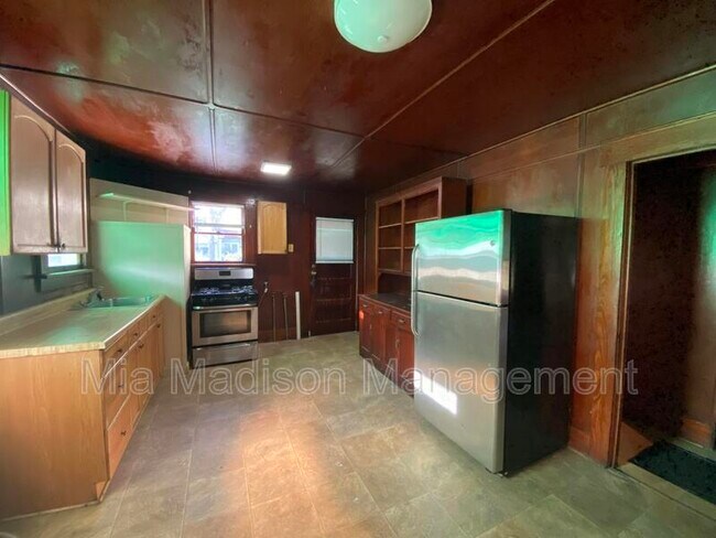 Building Photo - 2032 E 39th St