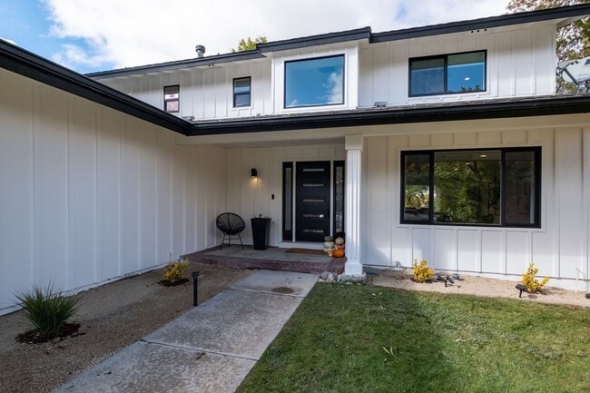 Building Photo - 3390 Thornhill Dr