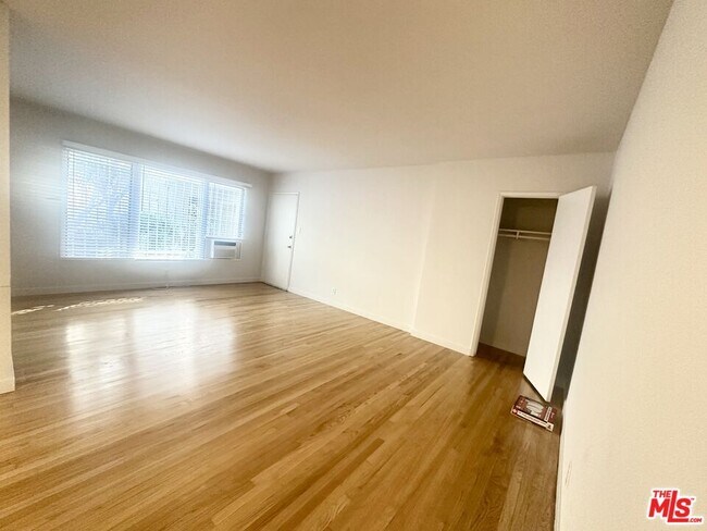 Foto del edificio - 8360 Blackburn Ave