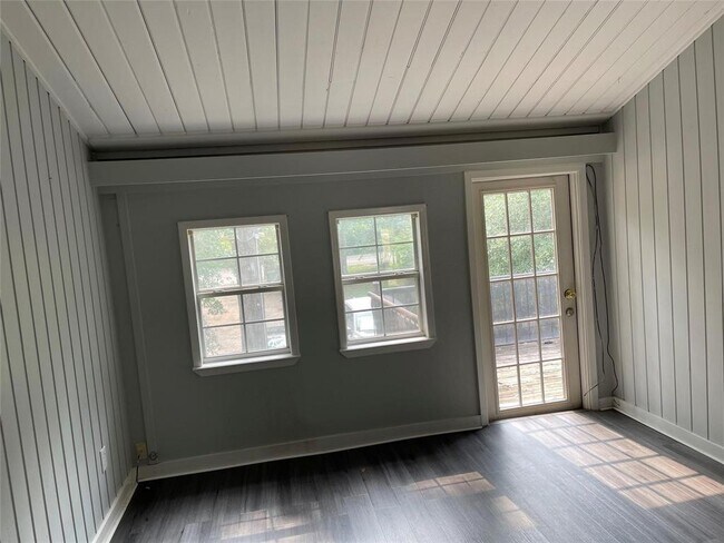 Building Photo - 15 Lakeway St