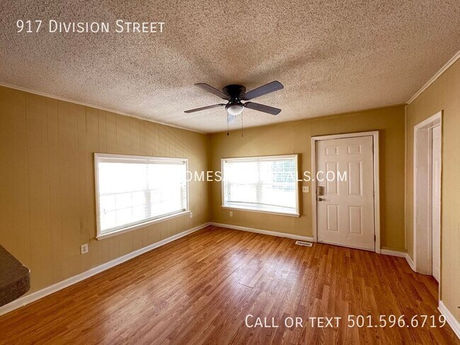Building Photo - 917 Division St