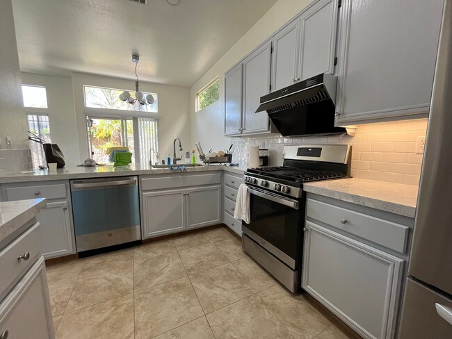 Building Photo - Bright 2-Bedroom Home in Gated Mira Mesa C...