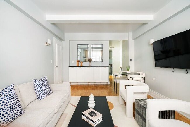 Building Photo - 73-208 New 2BR/2BATH UWS Doorman Gym