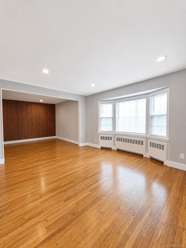 Building Photo - 1 Iroquois St E