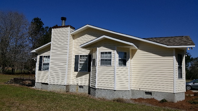 Building Photo - 611 Windcrest Dr