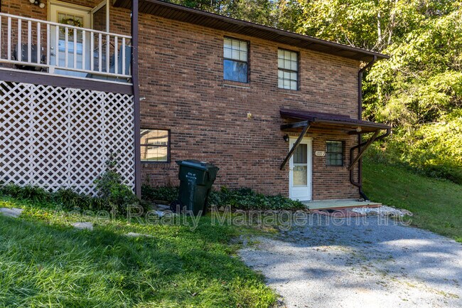 Foto del edificio - 1227 Village Dr