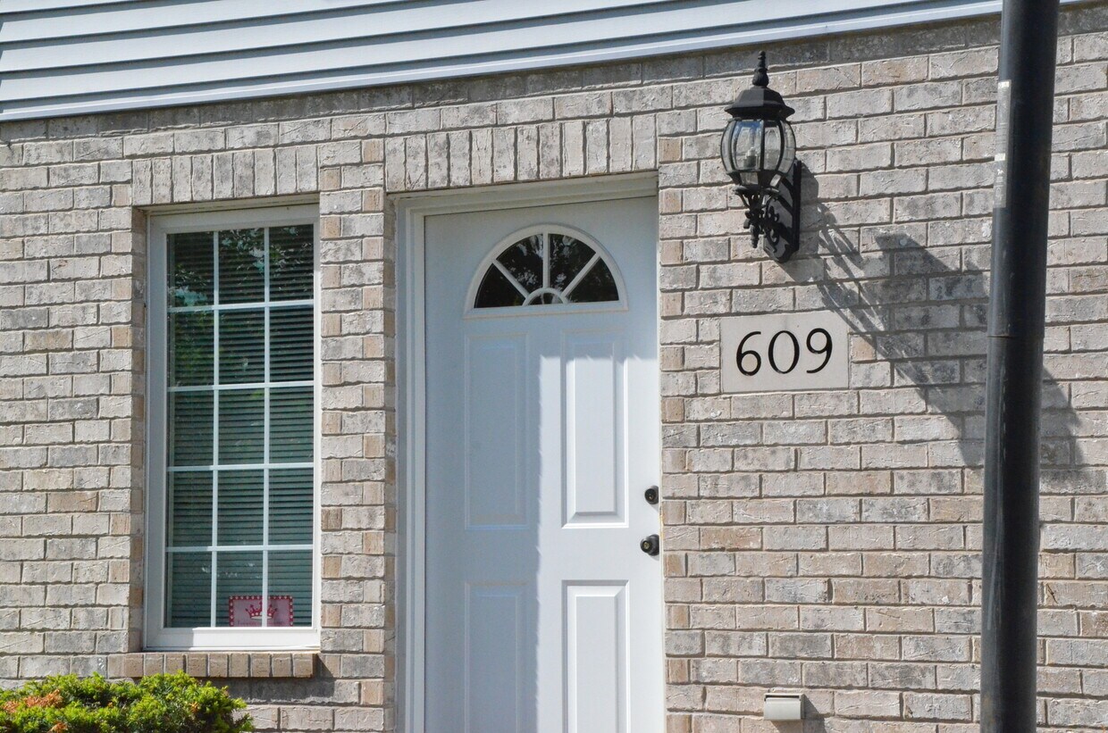 Primary Photo - 607-609 Nicolet Ave.