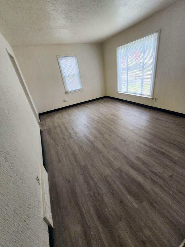 Foto del edificio - 4 Bedroom Clean House For Rent
