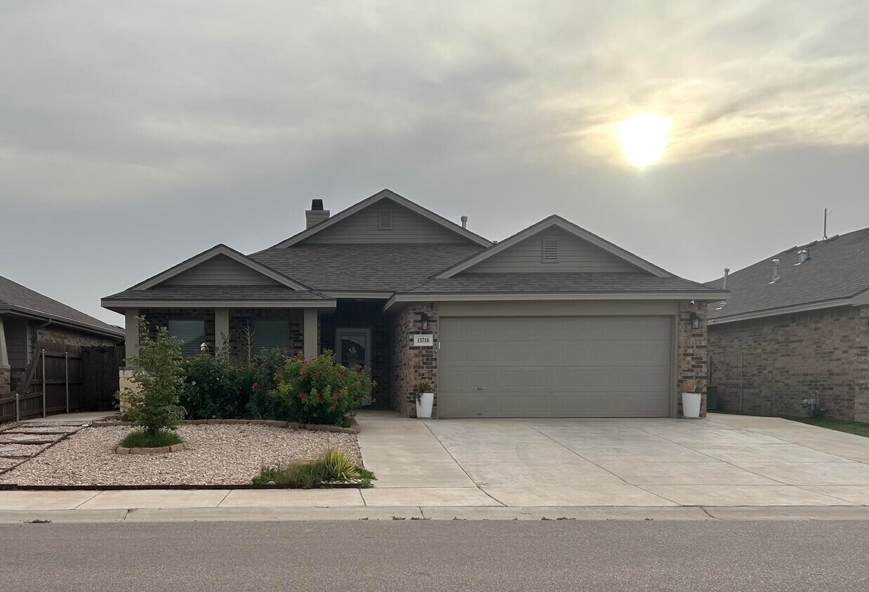Foto principal - 13716 Sherman Ave