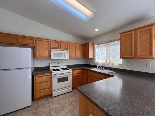 Foto del edificio - Centrally located 3 bedroom home in Fernley- 3 car garage