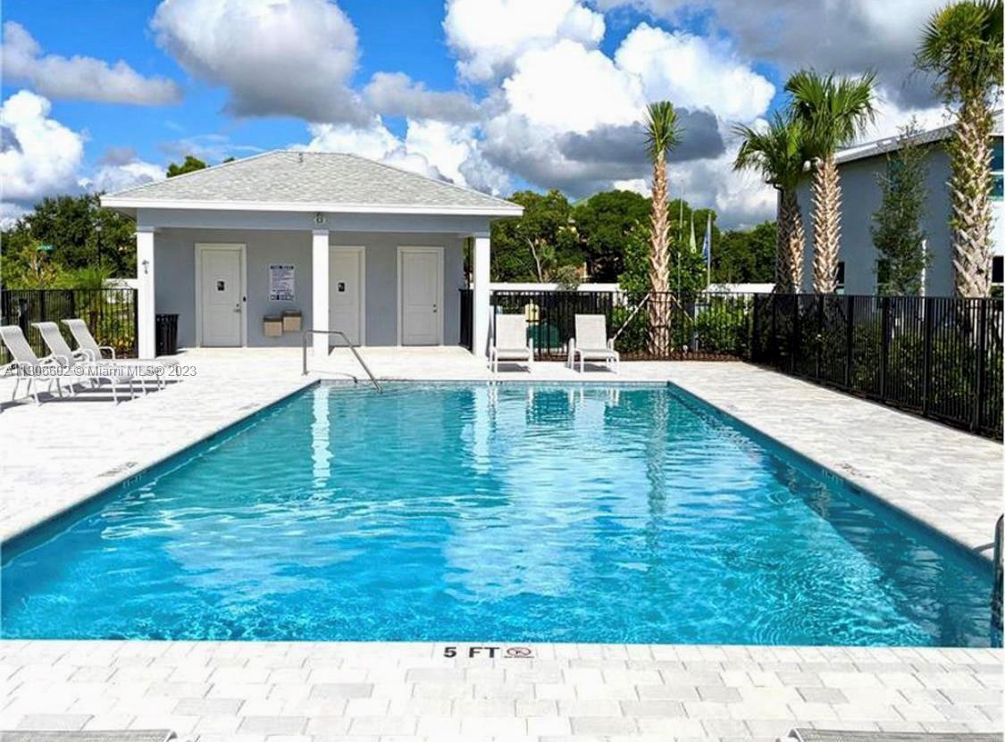 Building Photo - 5629 Mentmore Dr