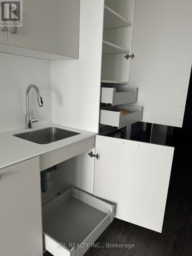 Building Photo - 88 Queen St E