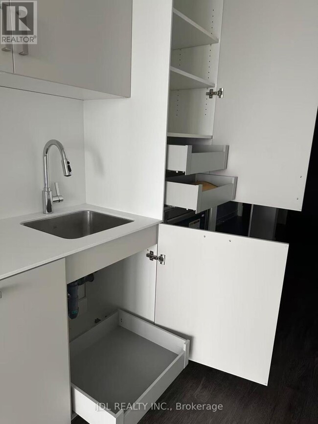 Photo du bâtiment - 88 Queen St E