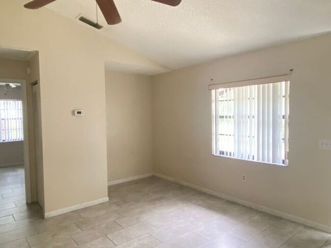 Building Photo - Quiet 1 Bedroom Duplex in NE Ocala