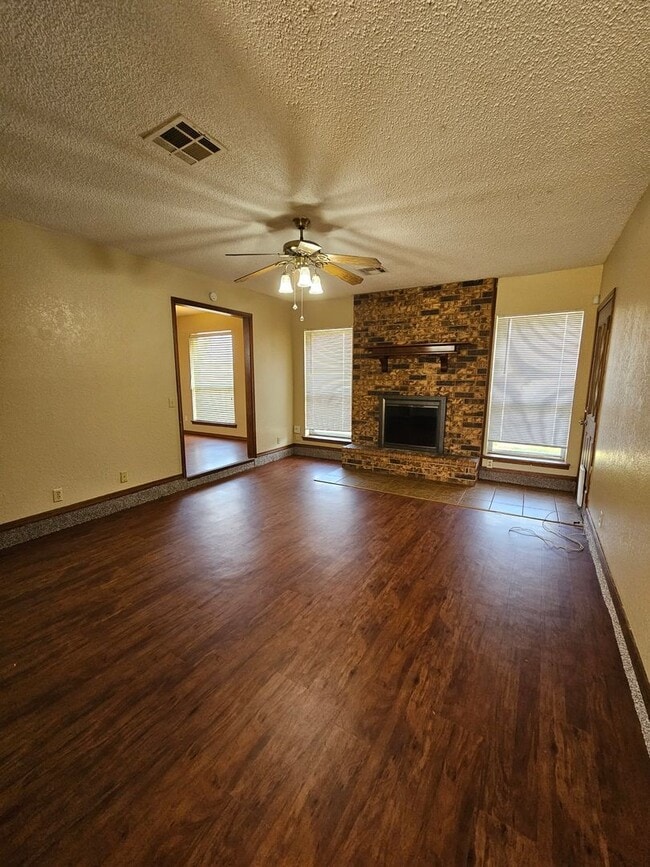 Foto del edificio - (3)Bed/(2) Bath with Shelter Avail NOW! Pe...