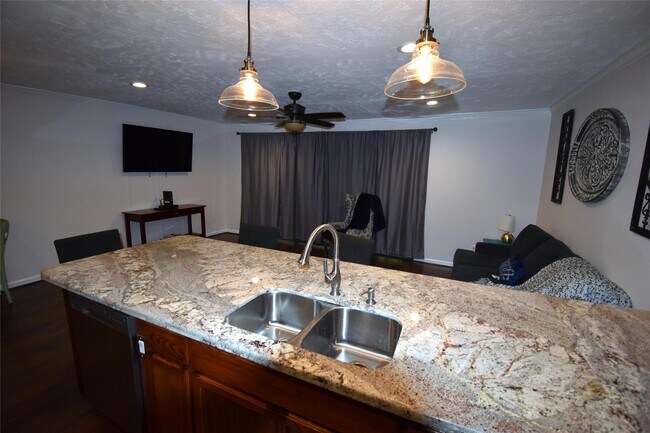 Building Photo - 3900 Aspen Dr