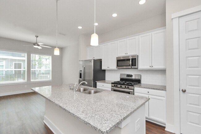 Foto del edificio - 731 Strawberry Pines Ct