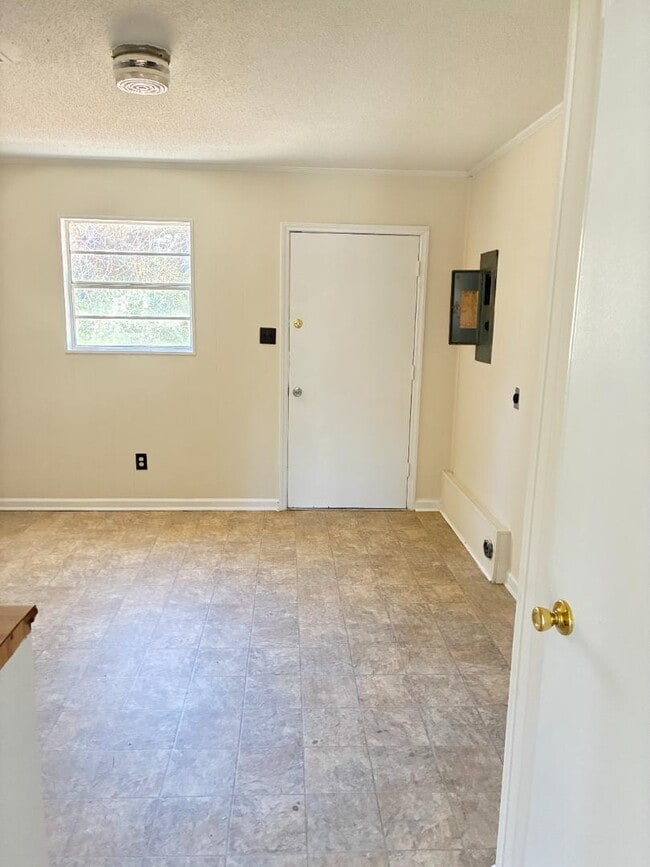 Building Photo - 413 Garner St W