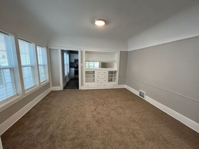 Building Photo - Don't miss out call RENU Property Manageme...