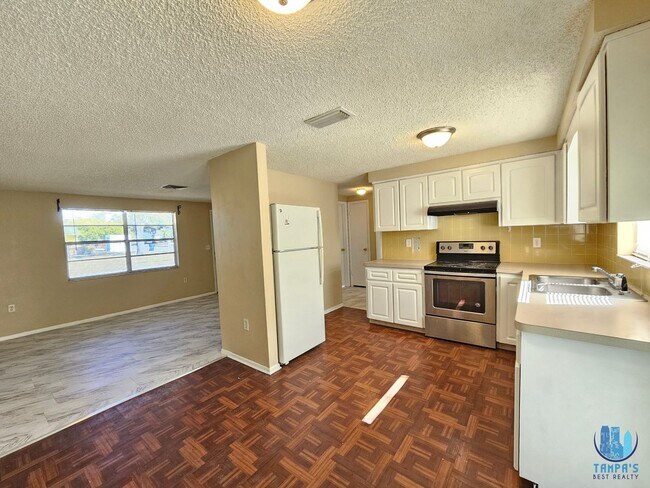 Foto del edificio - GORGEOUS 2 Bedroom, 1.5 Bath House with a 1 CAR GARAGE *Available for Rent*